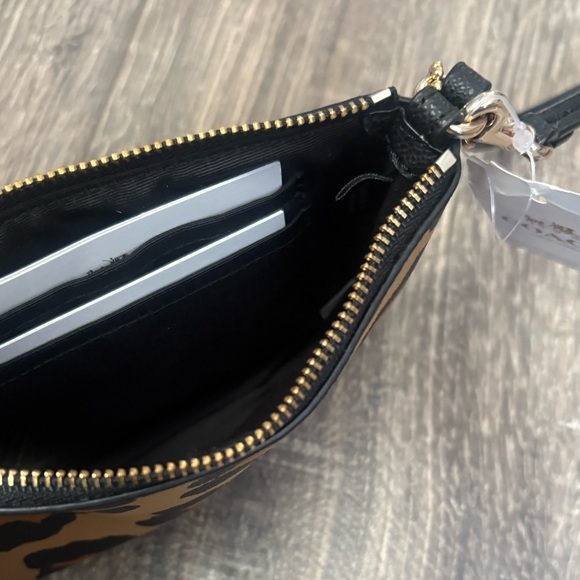 Coach wristlet / wallet in Cheetah print NWT from pet and smoke free home - Picture 12 of 15
